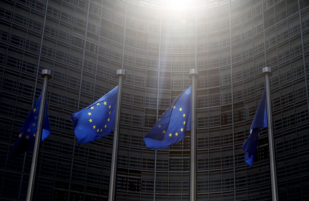Евросоюз решил сократить помощь Украине, пишет Bloomberg