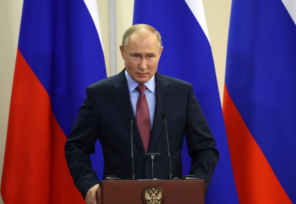 Путин предложил обсудить западные санкции