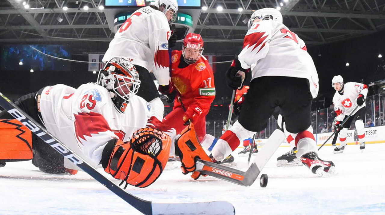 Сборная России по хоккею обыграла швейцарцев в матче молодежного чемпионата мира