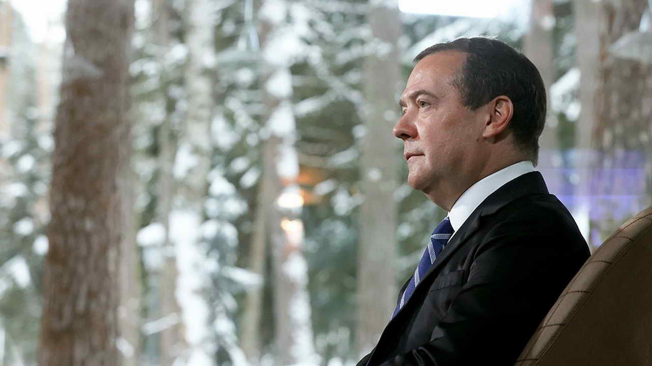 Медведев призвал министра финансов Франции следить за речью