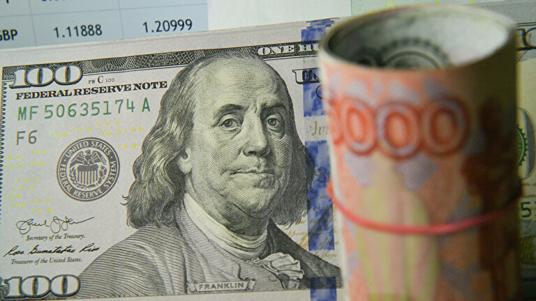 У россиян накопилось валюты на $90 млрд кэшем