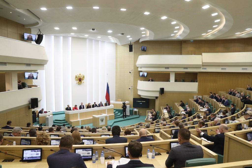Совфед ратифицировал договоры с ДНР и ЛНР