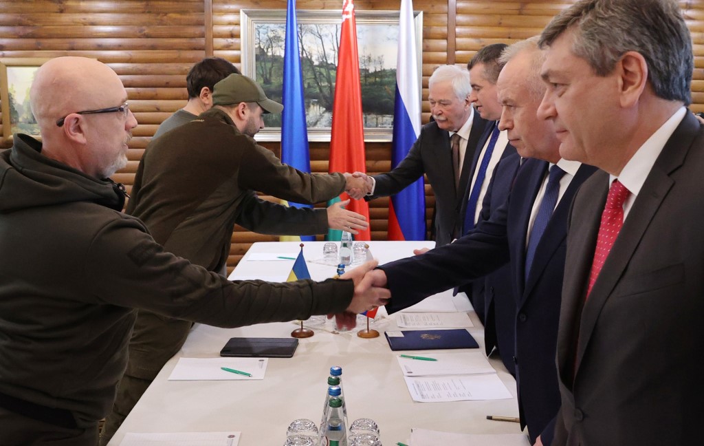 Завершился второй раунд переговоров РФ и Украины: договорились о гумкоридорах, встречи продолжатся