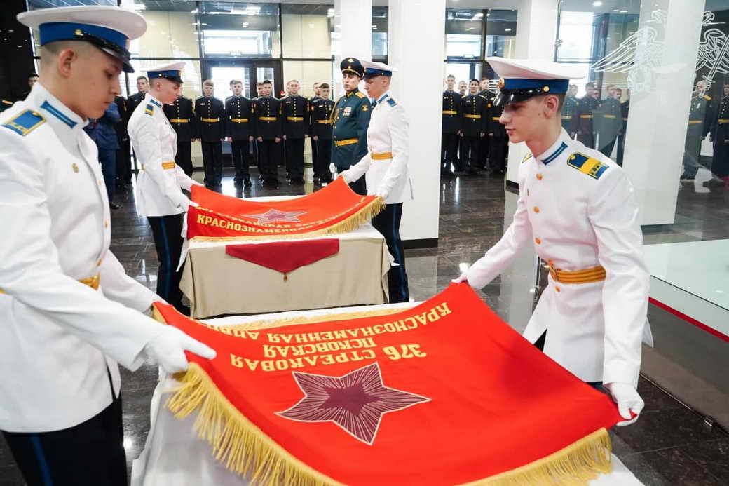 Копии боевых знамен кузбасских дивизий переданы Кемеровскому президентскому кадетскому училищу