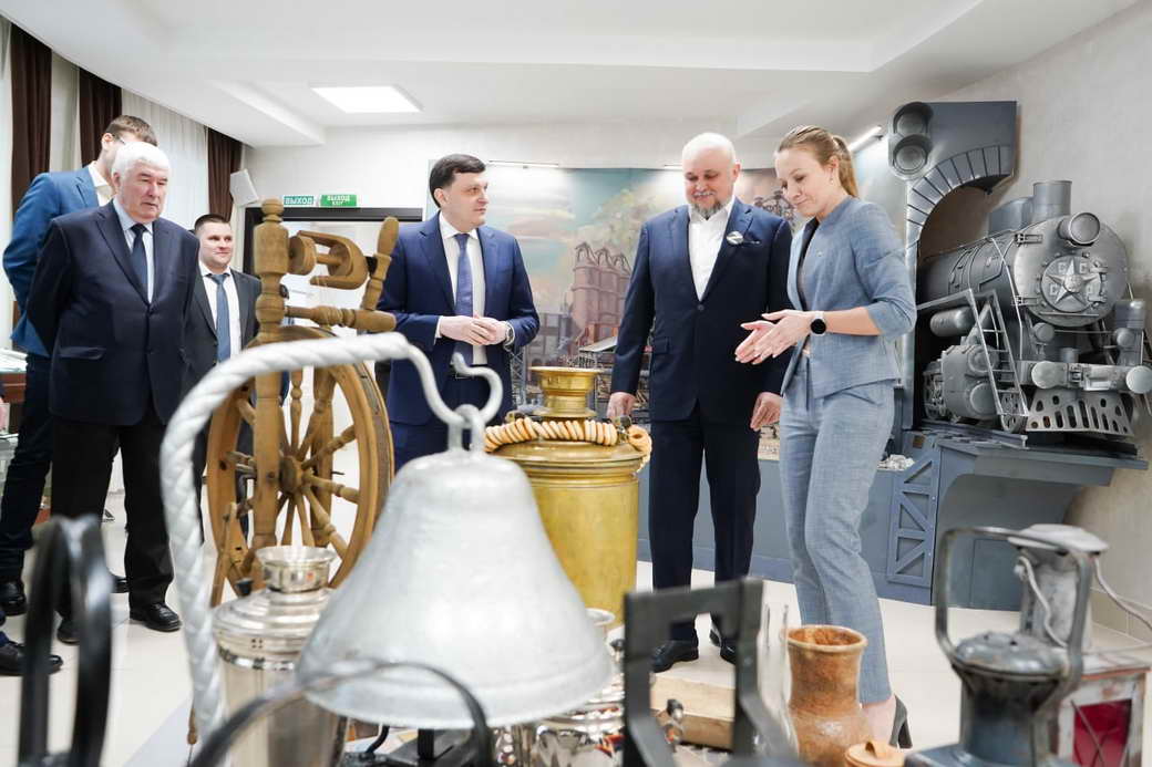 Губернатор Сергей Цивилев встретился с заслуженными работниками железнодорожной отрасли КуZбасса