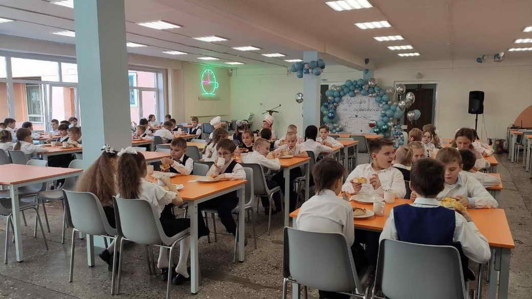 «Вкусная перемена»: в КуZбассе меняют меню и дизайн школьных столовых с учетом пожеланий учеников и родителей