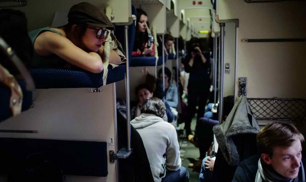 Пассажиры верхних полок российских поездов получат право есть на нижних