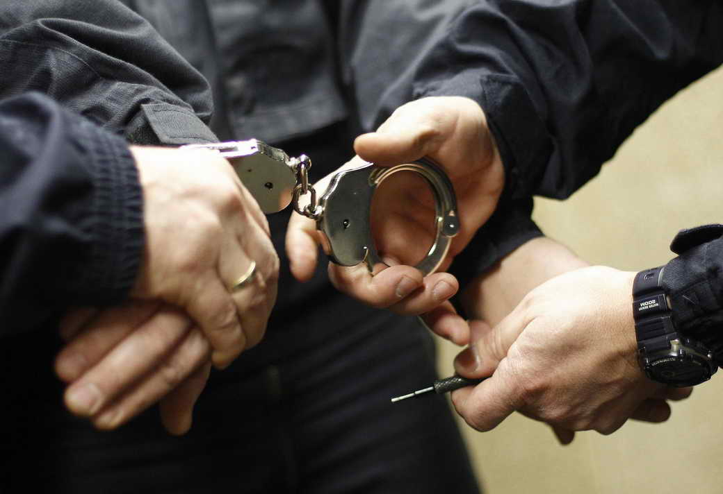 В Прокопьевске сотрудники полиции по горячим следам задержали грабителя, похитившего новогодние подарки из салона автомобиля