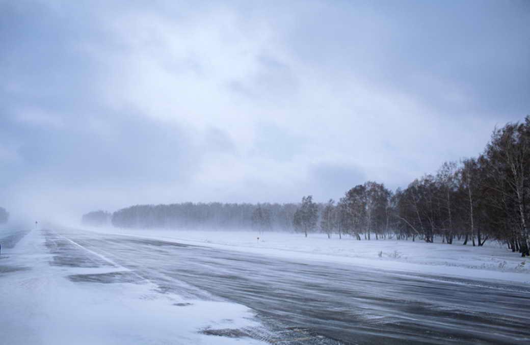 КуZбасс: Синоптики прогнозируют усиление ветра, снежные заносы на дорогах и гололедицу. Соблюдайте меры безопасности
