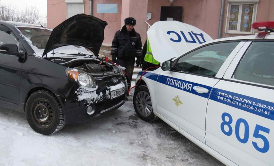 В Полысаеве полицейские оказали помощь водителю, который не мог завести автомобиль в сильный мороз