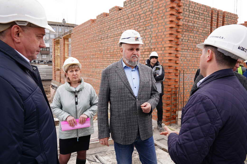 Губернатор КуZбасса проинспектировал социальные стройки в Осинниках