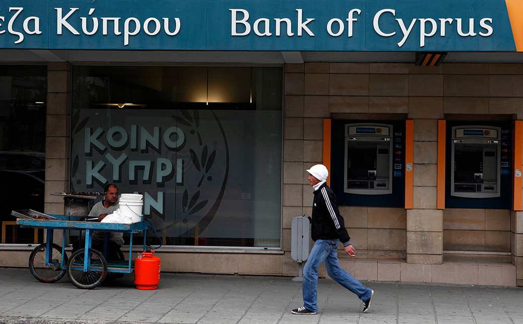 Крупнейший банк Кипра закрывает счета россиян: чего ждать дальше