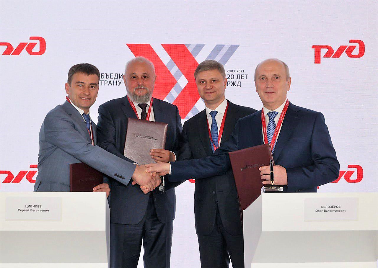 Сергей Цивилев подписал на ПМЭФ-2023 соглашение о строительстве в КуZбассе транспортно-логистического центра