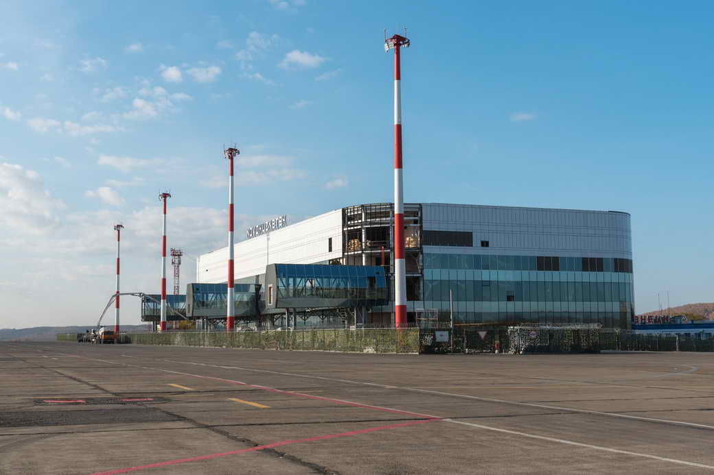 В аэропорту Новокузнецка обновили парковочную систему и завершают монтаж эскалаторов