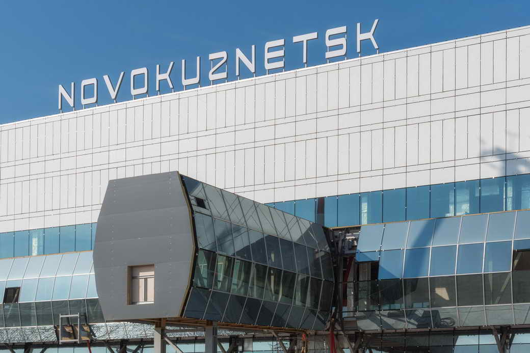 В аэропорту Новокузнецка обновили парковочную систему и завершают монтаж эскалаторов