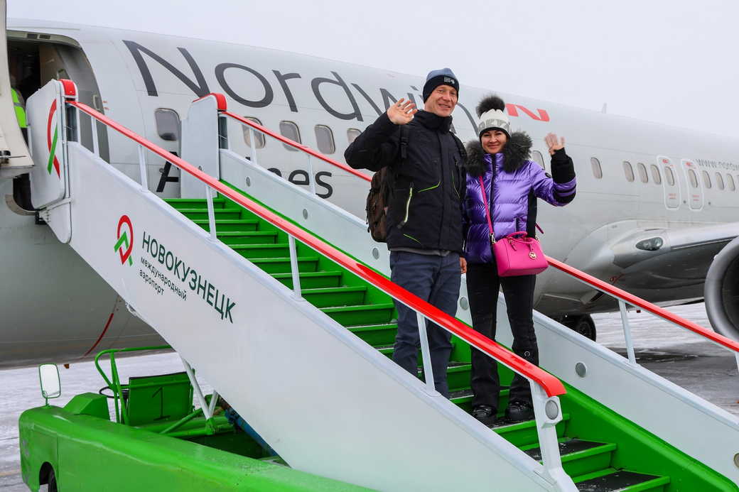 В аэропорту Новокузнецка поздравили юбилейного пассажира