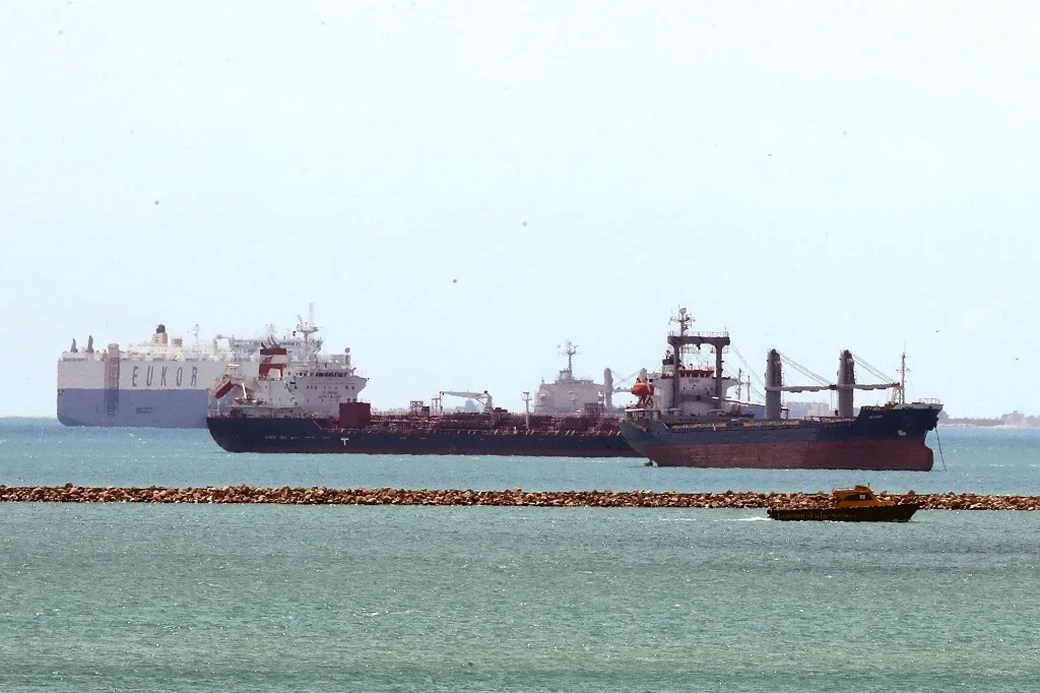 США сообщили, что с 19 ноября хуситы совершили 26 нападений на суда в Красном море