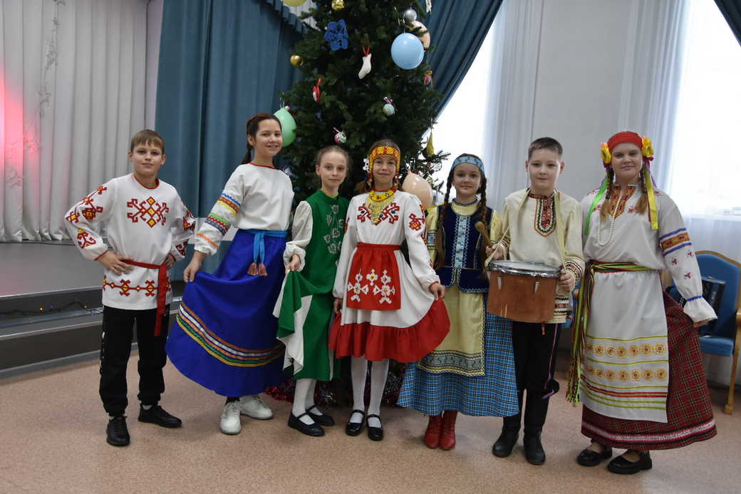 В КуZбассе проходят национальные новогодние елки для детей