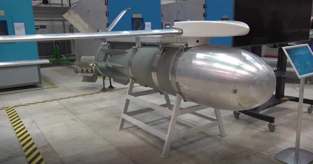 Минобороны РФ впервые показало бомбу ФАБ-1500 с «умным» модулем