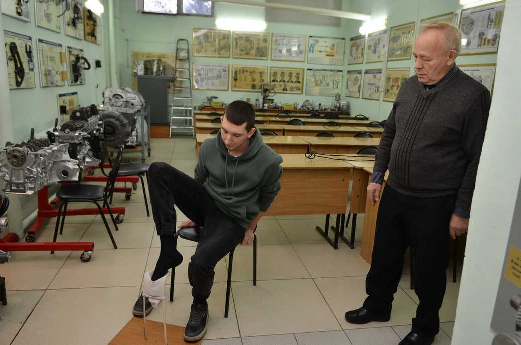 Российские ученые запатентовали устройство для надевания носков без рук