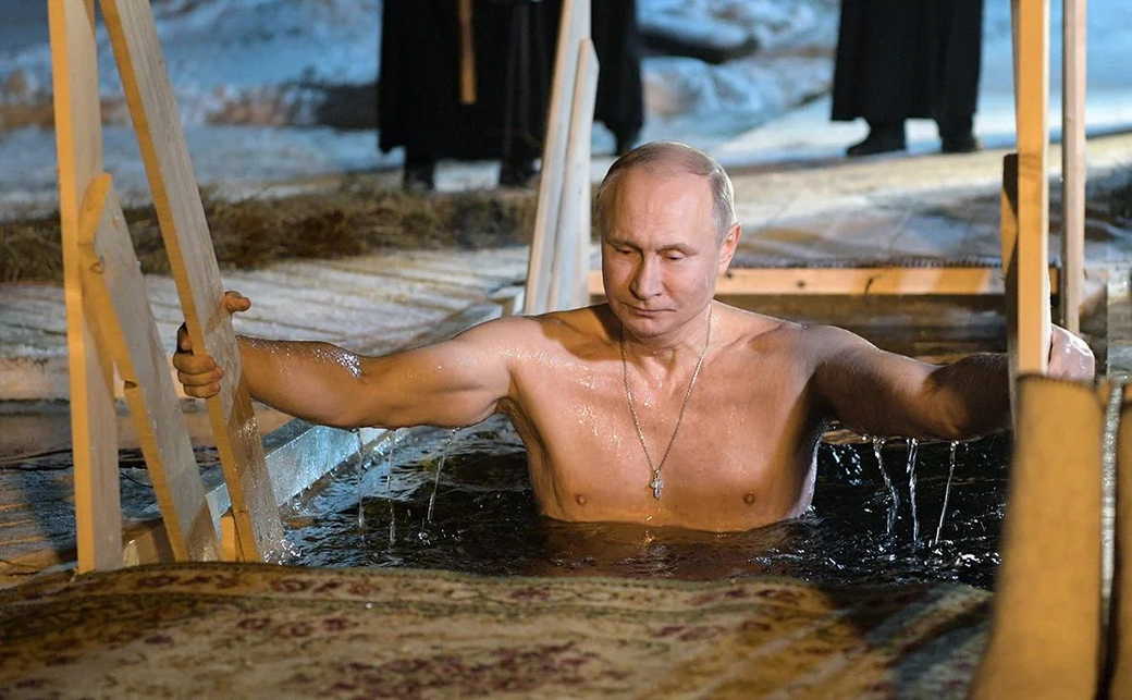 Путин утром 19 января окунулся в прорубь по случаю Крещения