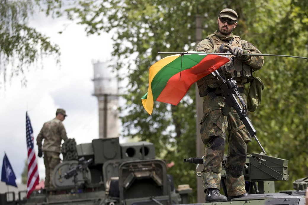 Минэкономики Литвы предложило гражданам вложить деньги вместо носка в танк