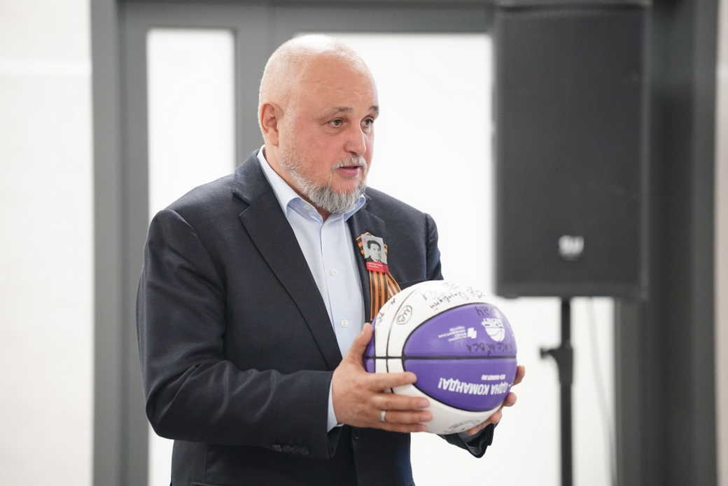 Сергей Цивилев встретился с чемпионами школьной баскетбольной лиги «КЭС-баскет» — командой школы №11 Киселевска