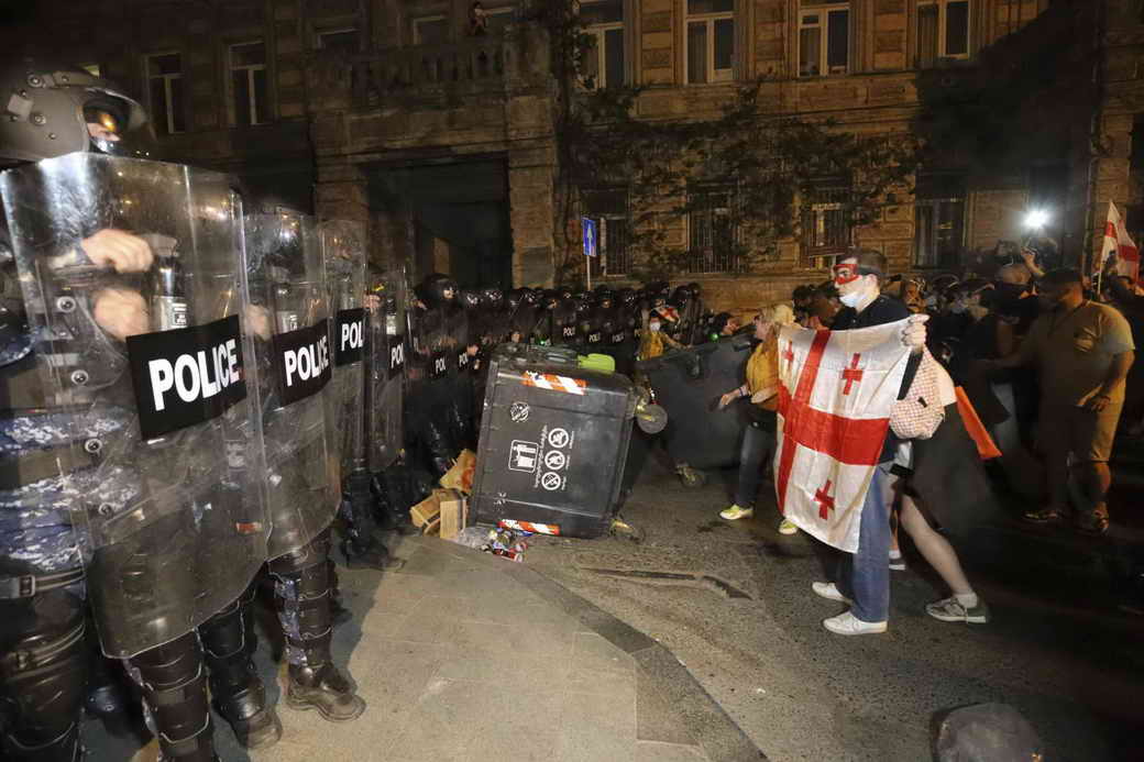Спецназ начал массовые задержания митингующих в Тбилиси у парламента