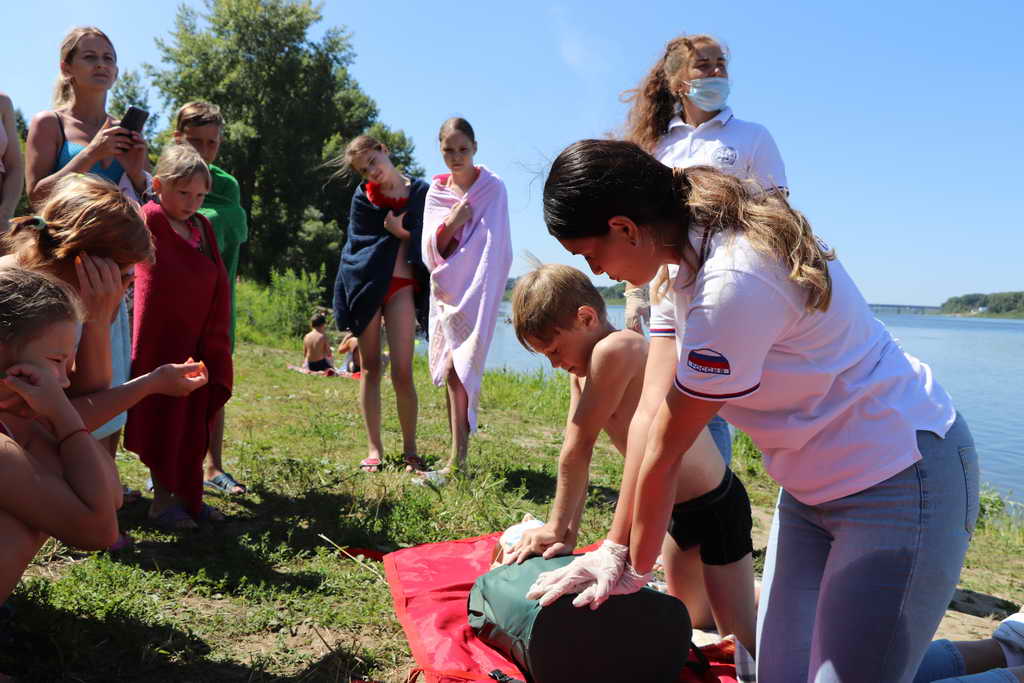 Сотрудники МЧС России и волонтеры проводят мастер-классы для отдыхающих на акваториях Кузбасса