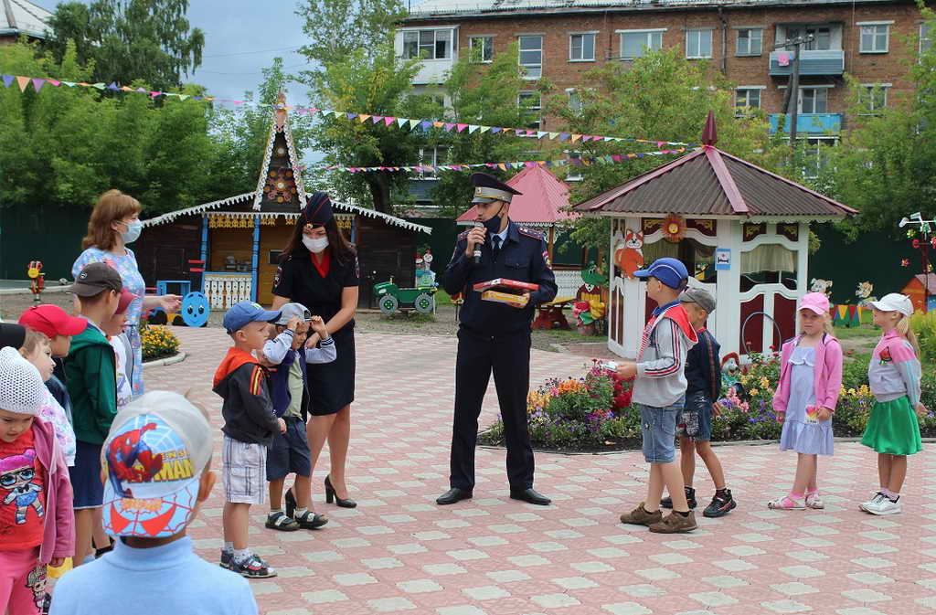 В Кемеровской области инспекторы ГИБДД провели для дошкольников интерактивное занятие по дорожной грамоте
