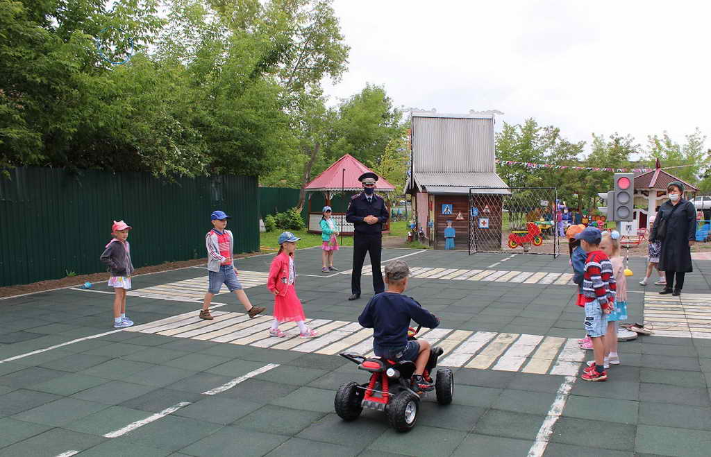 В Кемеровской области инспекторы ГИБДД провели для дошкольников интерактивное занятие по дорожной грамоте