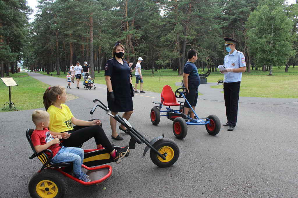 В Прокопьевске полицейские напомнили юным велосипедистам о соблюдении дорожных правил