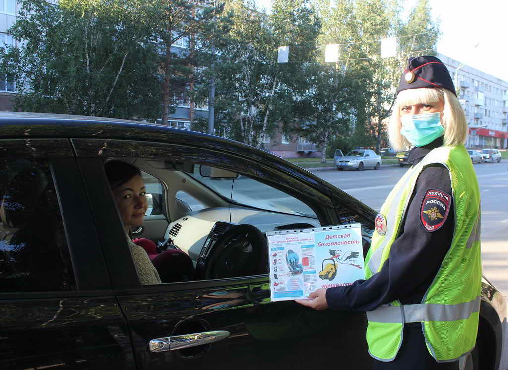 В Юрге инспекторы ГИБДД напомнили водителям о правилах перевозки детей