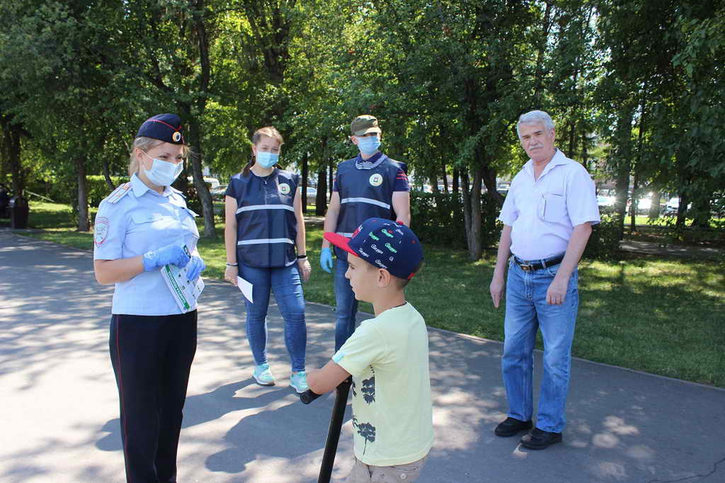 В Кемерове инспекторы ГИБДД и дружинники напомнили пешеходам о безопасности на дороге