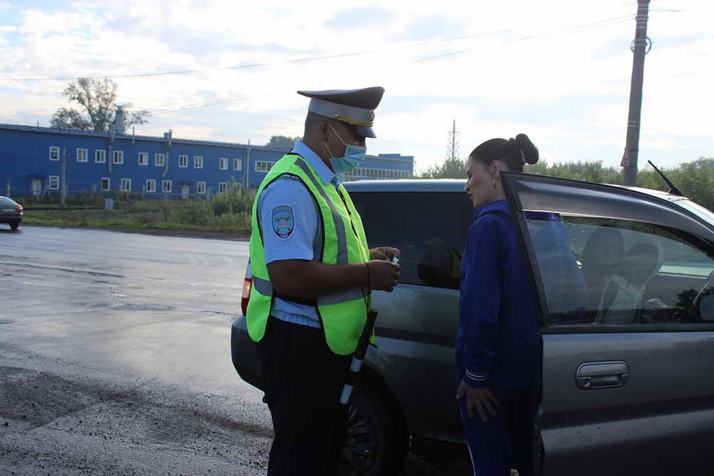 В Киселевске инспекторы ГИБДД напомнили водителям о правилах перевозки детей
