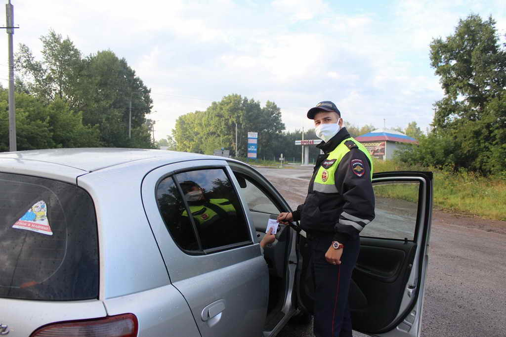 В Киселевске инспекторы ГИБДД напомнили водителям о правилах перевозки детей