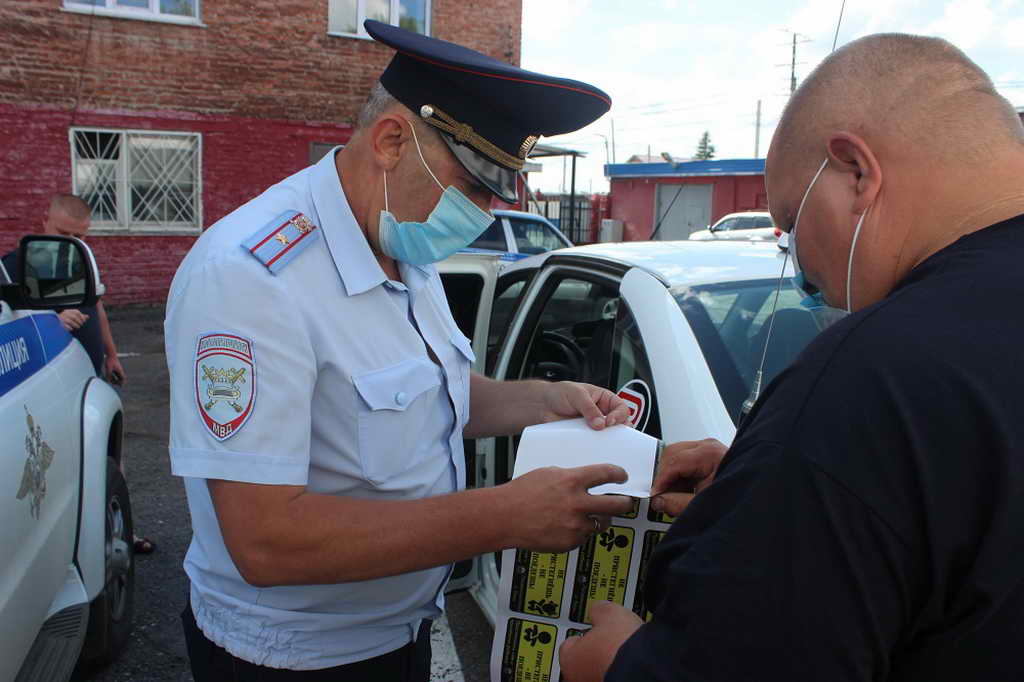 В Топках инспекторы ГИБДД напомнили пассажирам такси о необходимости пристегиваться во время поездки