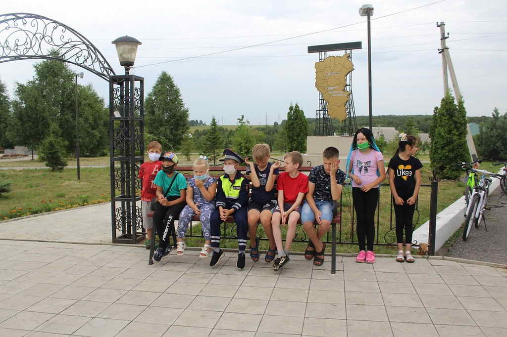 В Беловском районе инспекторы ГИБДД, байкеры и волонтеры напомнили детям о соблюдении дорожных правил