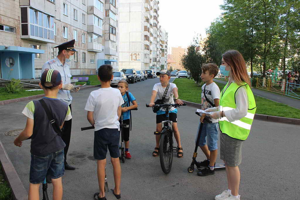 В Кемерове инспекторы ГИБДД и юные активисты пообщались с участниками движения