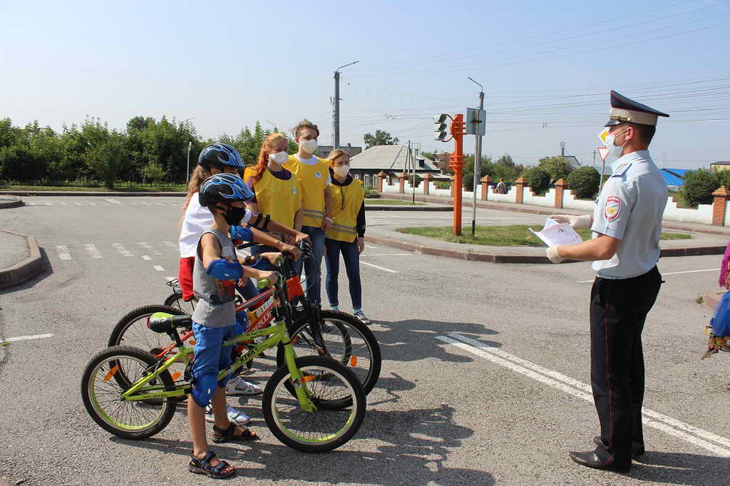 В Ленинске-Кузнецком инспекторы ГИБДД и активисты провели урок для юных водителей