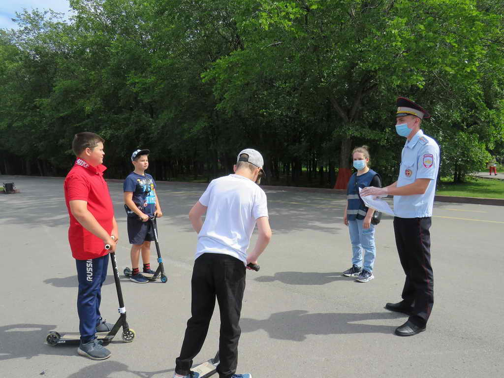 В Прокопьевске инспекторы ГИБДД и дружинники призвали детей соблюдать дорожные правила