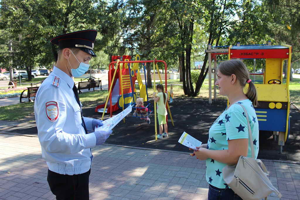 В Кемерове инспекторы ГИБДД напомнили взрослым о правилах перевозки детей