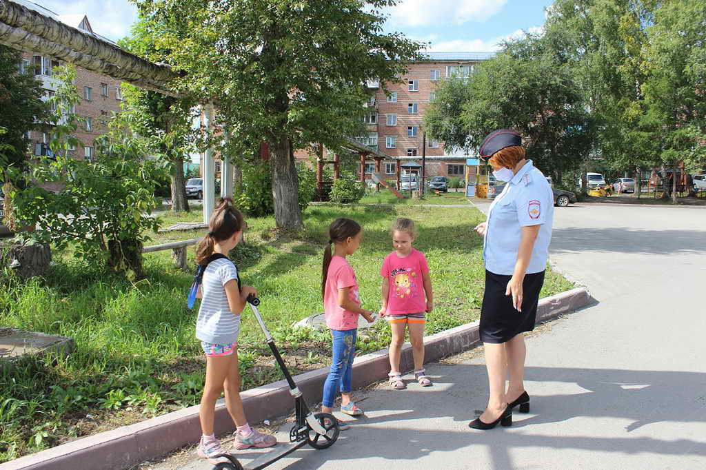 В Яшкинском районе сотрудники ГИБДД и педагоги провели для детей занятие по выбору безопасного маршрута движения