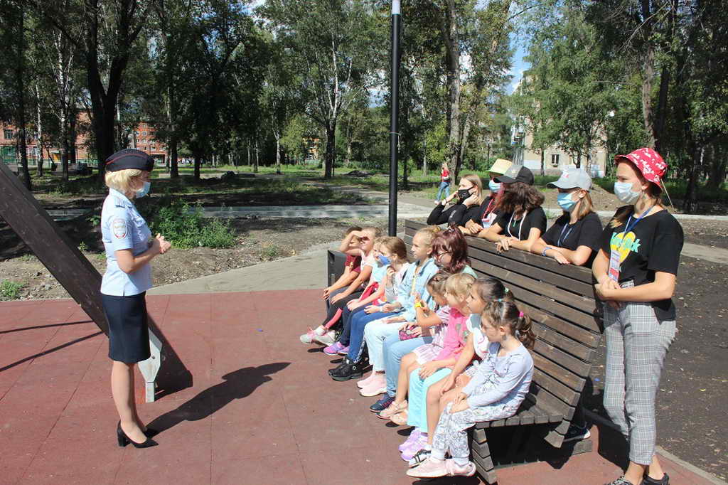 В Новокузнецке инспекторы ГИБДД и волонтеры напомнили детям о дорожных Правилах