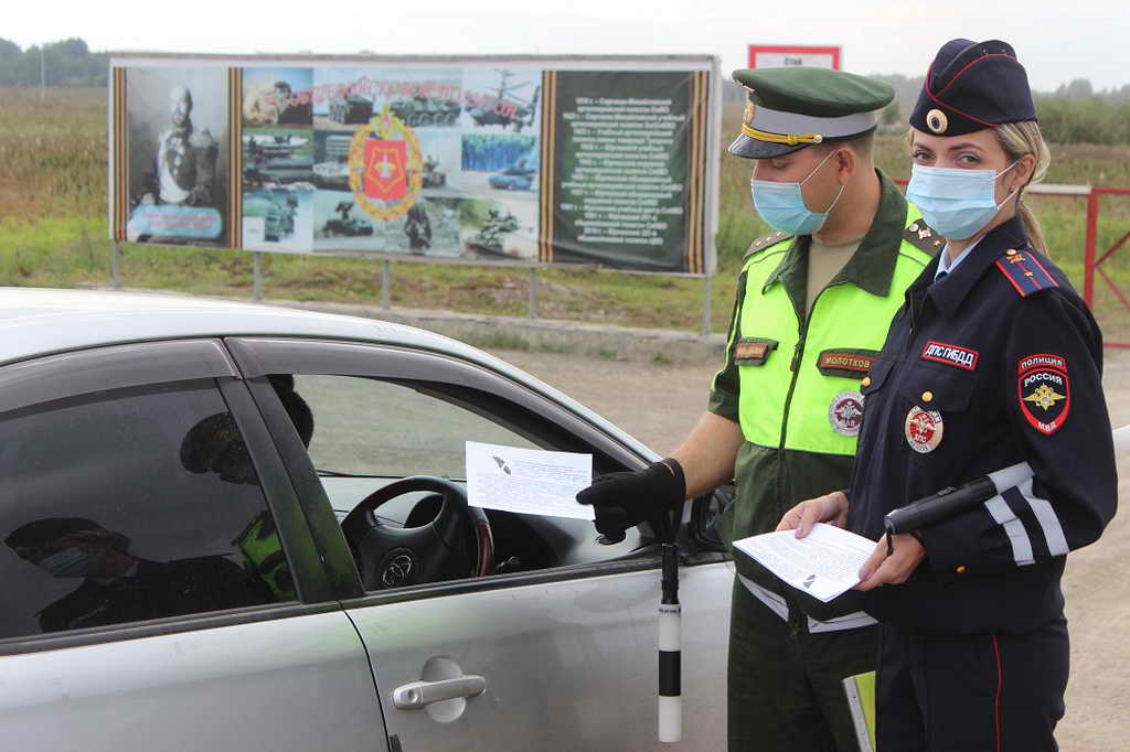 В Юрге инспекторы ГИБДД и представители военной автоинспекции напомнили автомобилистам о необходимости соблюдения мер безопасности