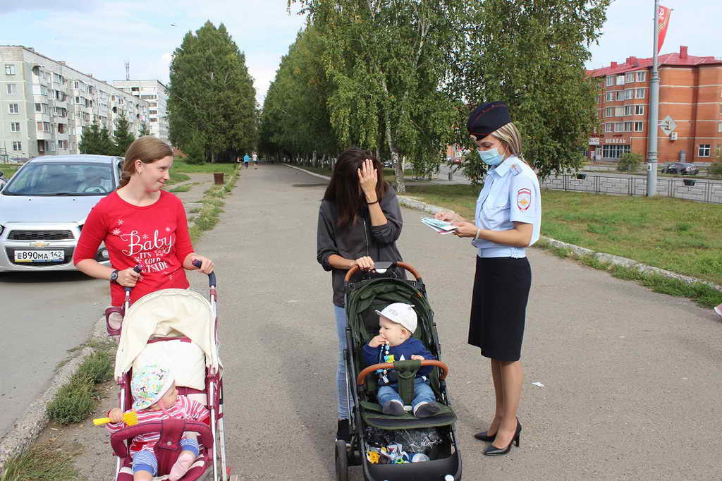В Юрге инспекторы ГИБДД и педагоги напомнили пешеходам о дорожной безопасности