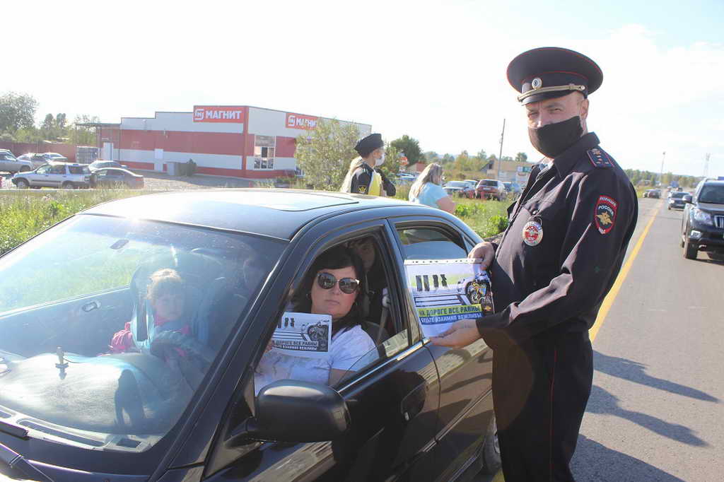 В Юрге инспекторы ГИБДД, военные автоинспекторы и приставы напомнили автомобилистам о правилах проезда переходов