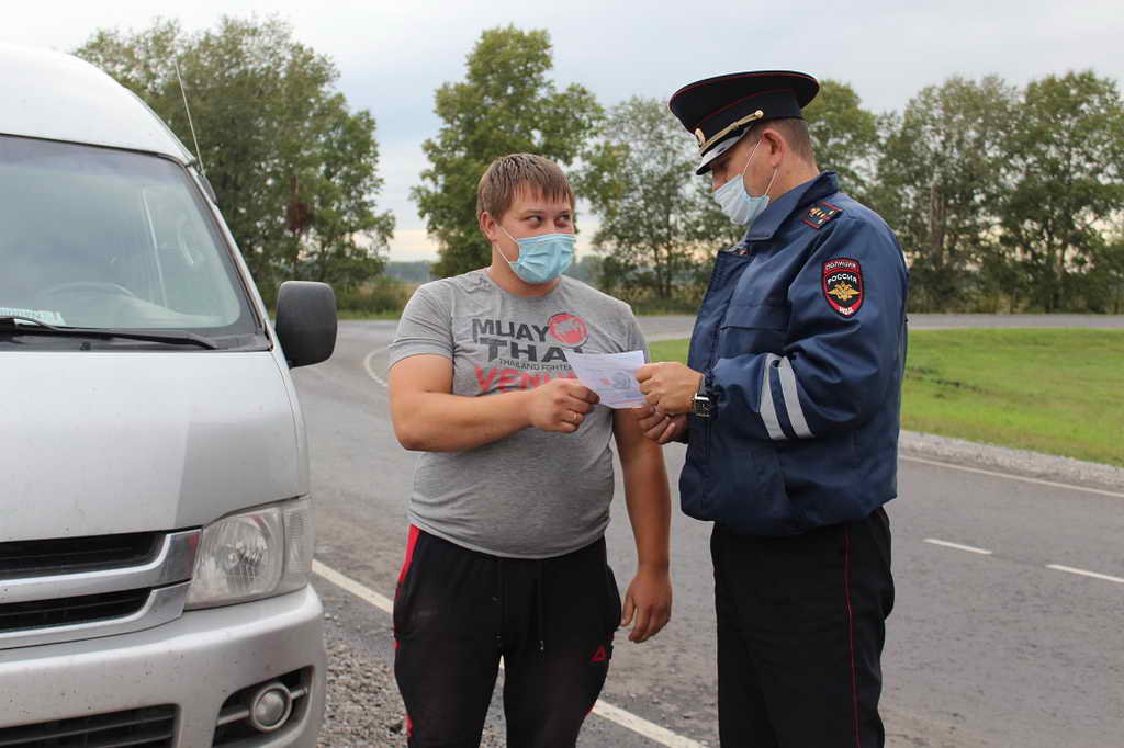 В Беловском районе инспекторы напомнили автомобилистам о правилах перевозки детей