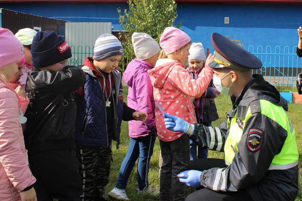В Прокопьевске инспекторы ГИБДД и педагоги провели для дошкольников игровую программу по дорожной безопасности