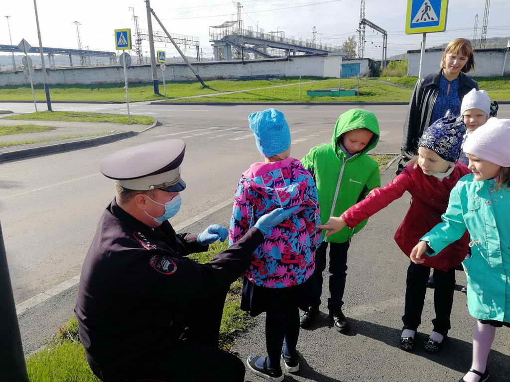 В Междуреченске инспекторы ГИБДД провели для школьников урок дорожной безопасности